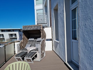 Balkon mit Strandkorb und Blick Richtung Surfcafé