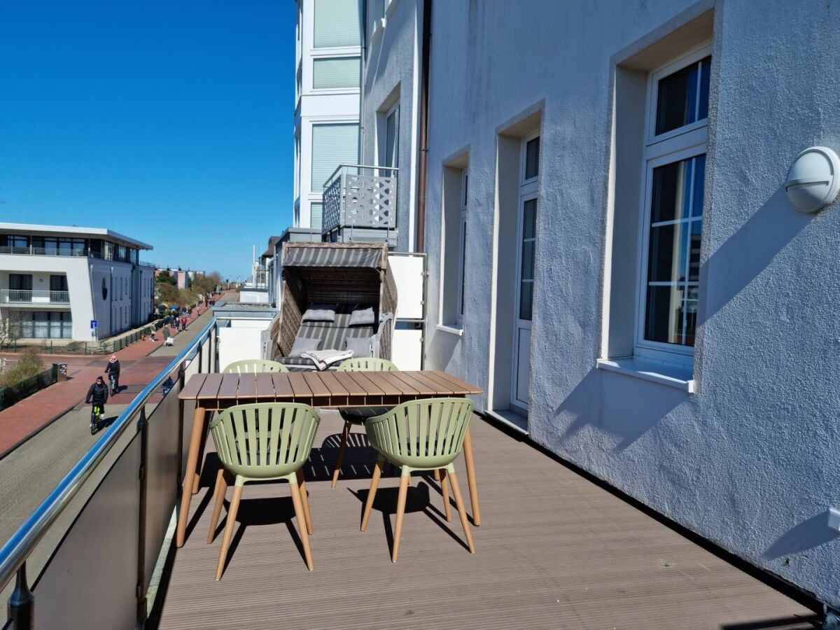 Balkon mit Strandkorb und Blick Richtung Surfcafé