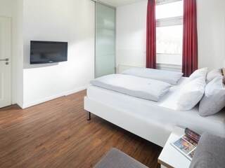 Schlafzimmer (Doppelbett und Schlafsessel)