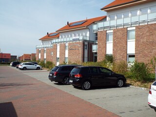 Ein eigener Parkplatz gehört zur Wohnung.