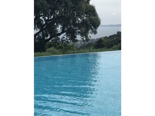 Pool mit Blick aufs Meer