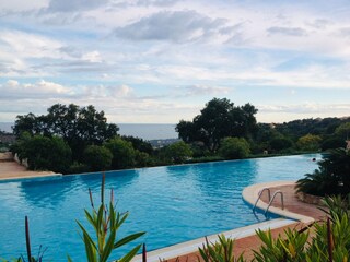 Pool mit Blick auf das Meer