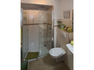2. Bad mit Dusche
