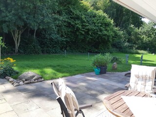 Blick von der Terrasse ins Grüne