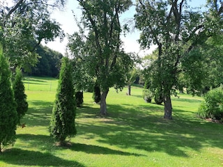 parkähnliche Gartenanlage umgibt das Ferienhaus