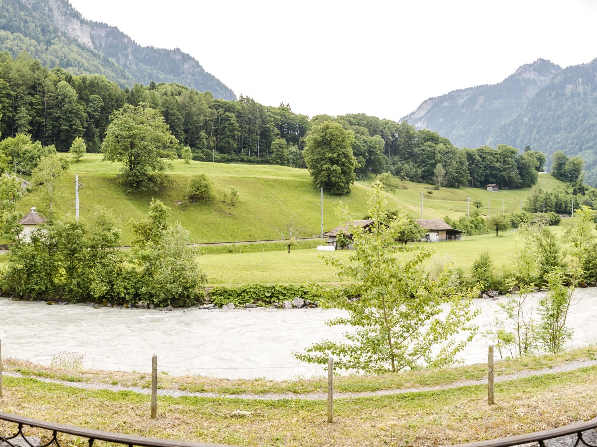 Aussicht auf Fluss und Berge