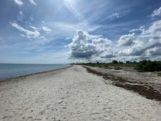Naturstrand Falshöft  mit dem Leuchtturm im Hintergrund