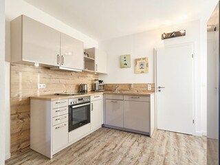 Einbauküche mit Zugang zum W+T Raum