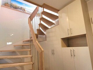 Treppe zum DG mit Einbauschränken