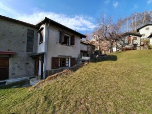 Casa de vacaciones Cabaña rústica en un pasto de montaña con vista al lago - bellano - image1