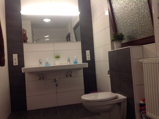 neuerstelltes Badezimmer mit Dusche