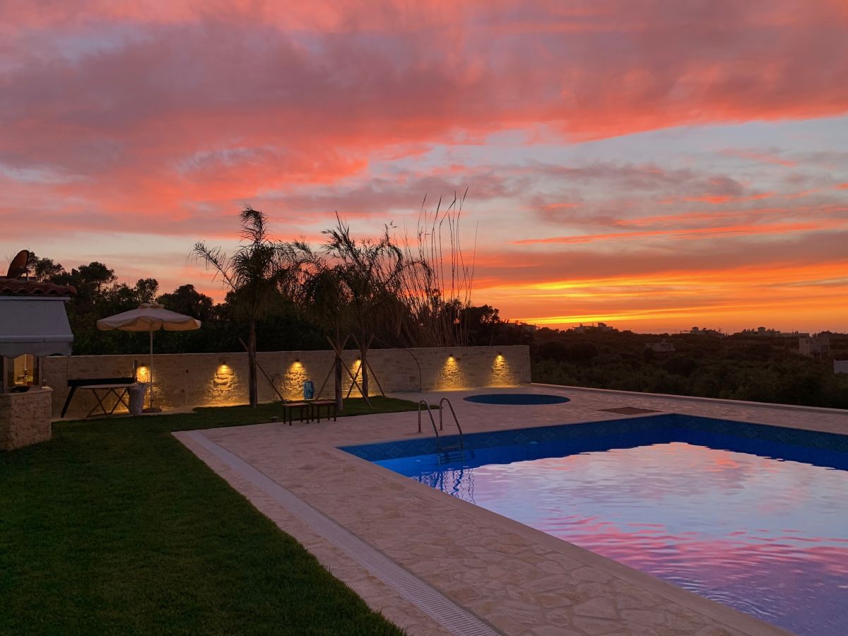 Pool bei Sonnenuntergang