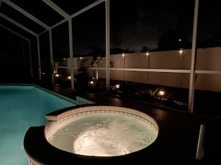 Hot Tube bei Nacht