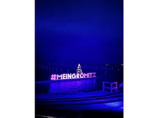 Schriftzug bei Nacht im Hafen