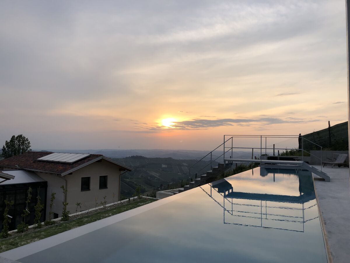 Pool 20x3 m mit Blick über Haus bis in den Alpenkamm