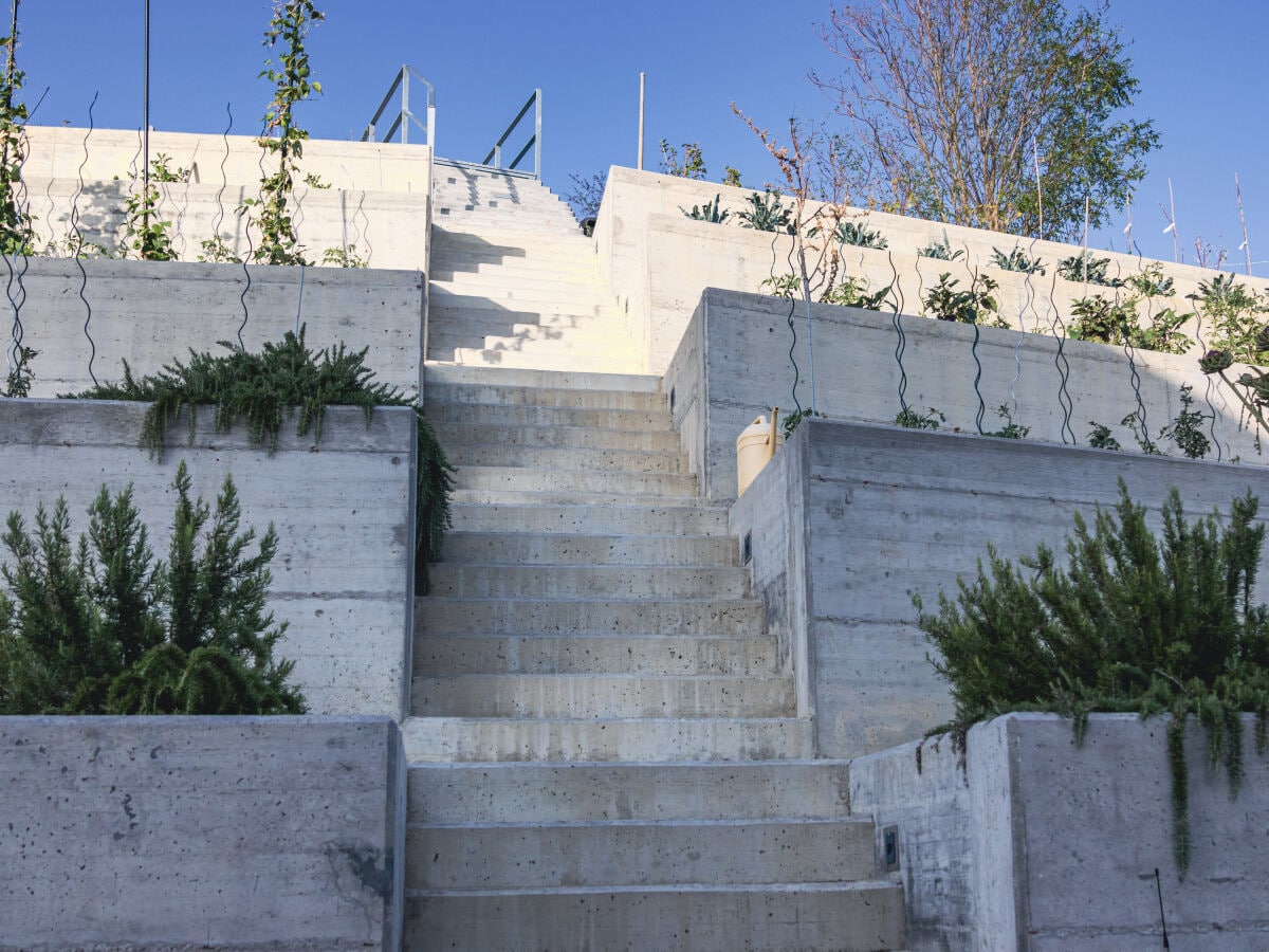 Treppe durch den terrassierten Nutzgarten hoch zu Pool