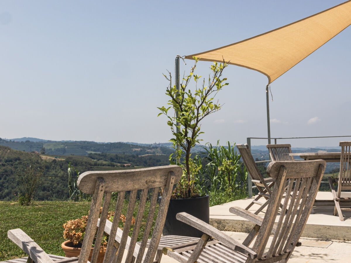 Terrasse und Wiese mit Blick übers Tal ins Grüne