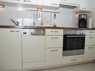 Küchenzeile mit Küchengeräten