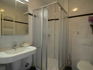 Badezimmer mit Dusche/WC