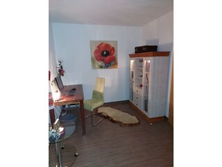 Bürotisch mit PC im Erdgeschoss