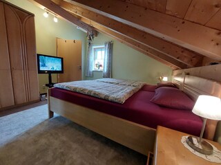 Schlafzimmer im OG inkl. SAT/TV