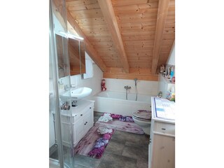 Gemütliches Badzimmer im OG mit Badewanne, Dusche + WC