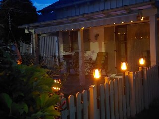 Abends auf der Terasse mit denzenter Beleuchtung
