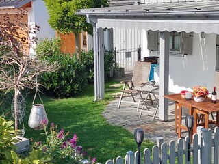 Komplett eingezäunter kleiner gemütlicher Garten