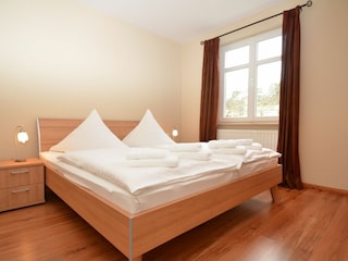 Schlafzimmer mit Doppelbett