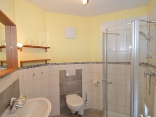 Badezimmer mit Dusche/WC