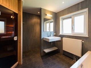 Badezimmer und Sauna