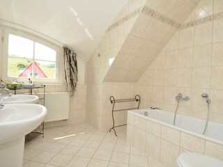 Bad mit Badewanne/WC