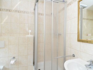 Badezimmer mit Dusche/WC