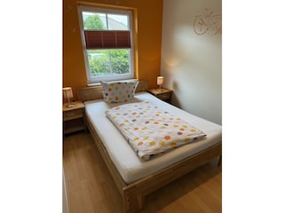 2. Schlafzimmer Bett 140x200