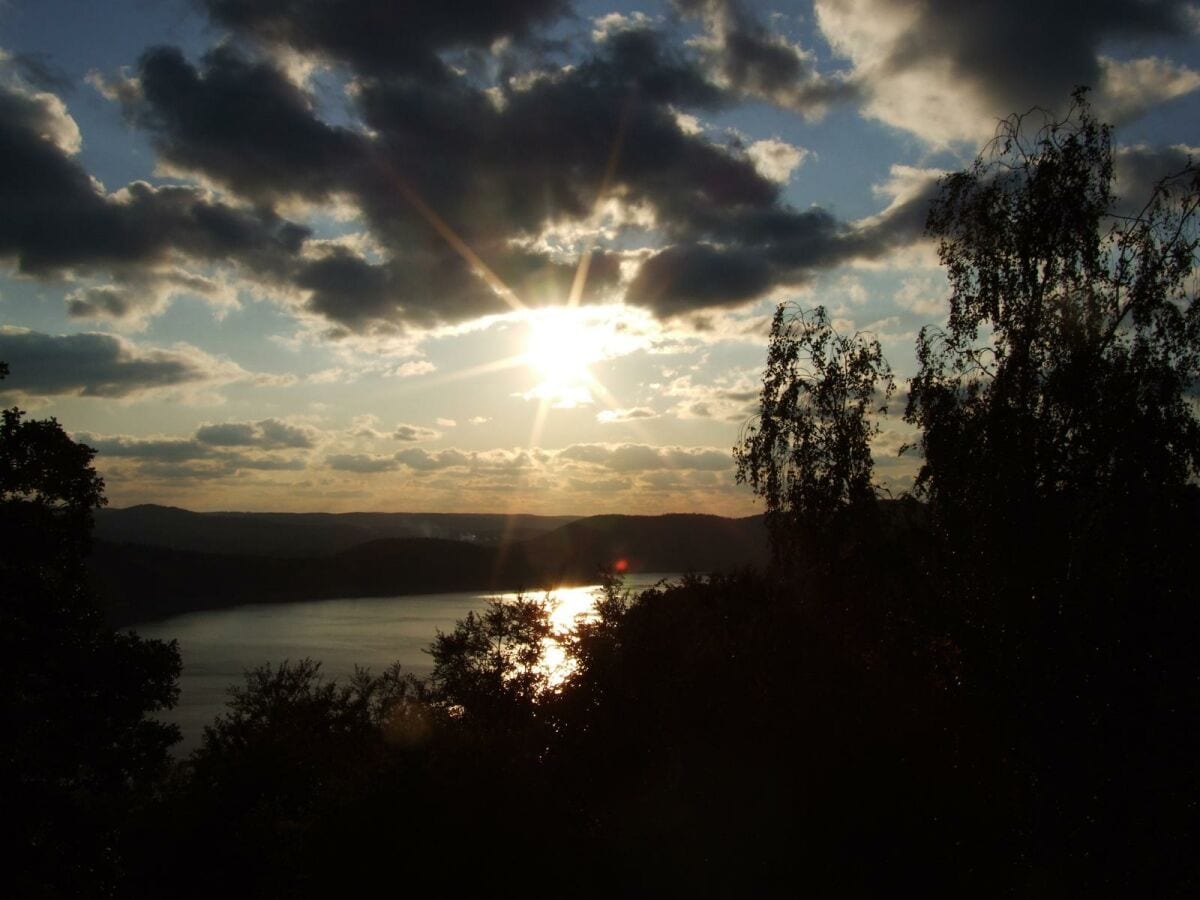 Blick auf den See am Abend