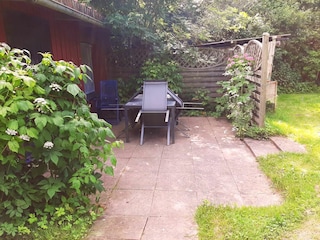 Bungalow Terrasse, von Himbeeren umrankt