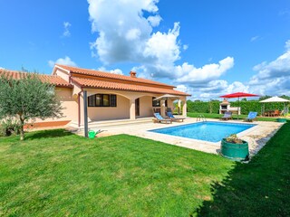 Villa Tinjan Outdoor Recording 1