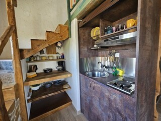 Gut ausgestattete Kochnische mit Dunstabzugshaube