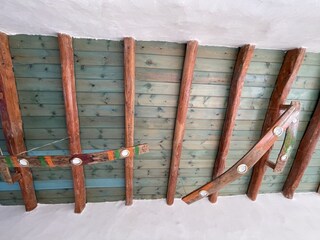 Deckenlampen im Flur aus Holz von  Weinfässern