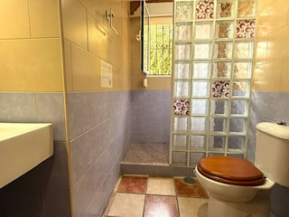 Komplettes Badezimmer im Erdgeschoss