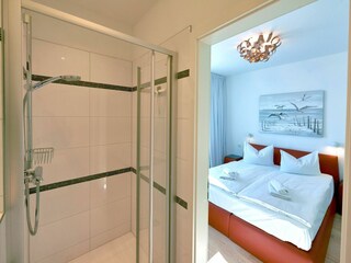 Schlafzimmer mit Bad 1