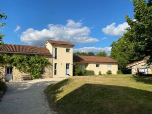 Parc de vacances Gîte spacieux dans le Limousin avec piscine privée - Saint-Léonard-de-Noblat - image1