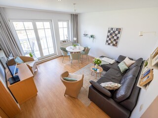 Wohnraum mit Balkonzugang