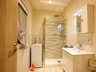 Modernes Bad mit Dusche und Fenster