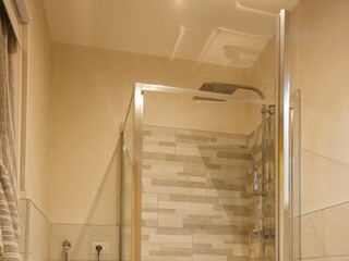 Modernes Bad mit Dusche und Fenster