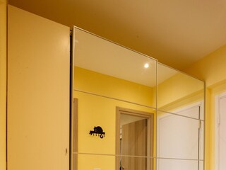 Modernes Bad mit Dusche und Fenster