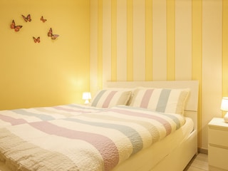 Schlafzimmer mit Doppelbett