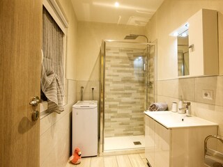 Modernes Bad mit Dusche und Fenster