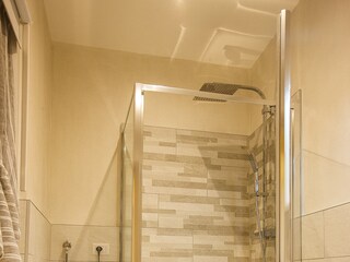 Modernes Bad mit Dusche und Fenster