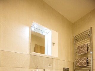 Modernes Bad mit Dusche und Fenster